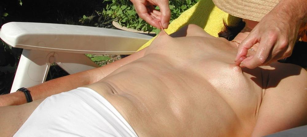 25P LONG NIPPLES TOPLESS OUTSIDE