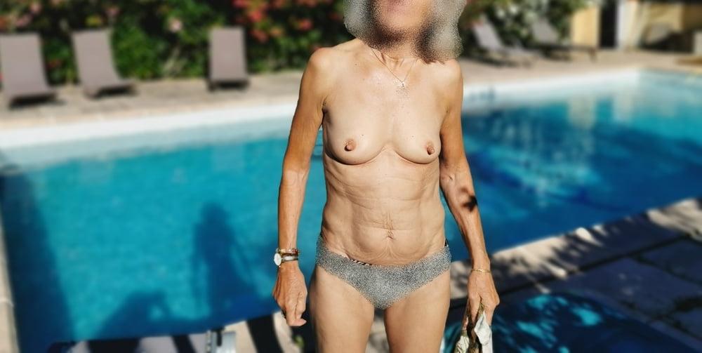 25P LONG NIPPLES TOPLESS OUTSIDE