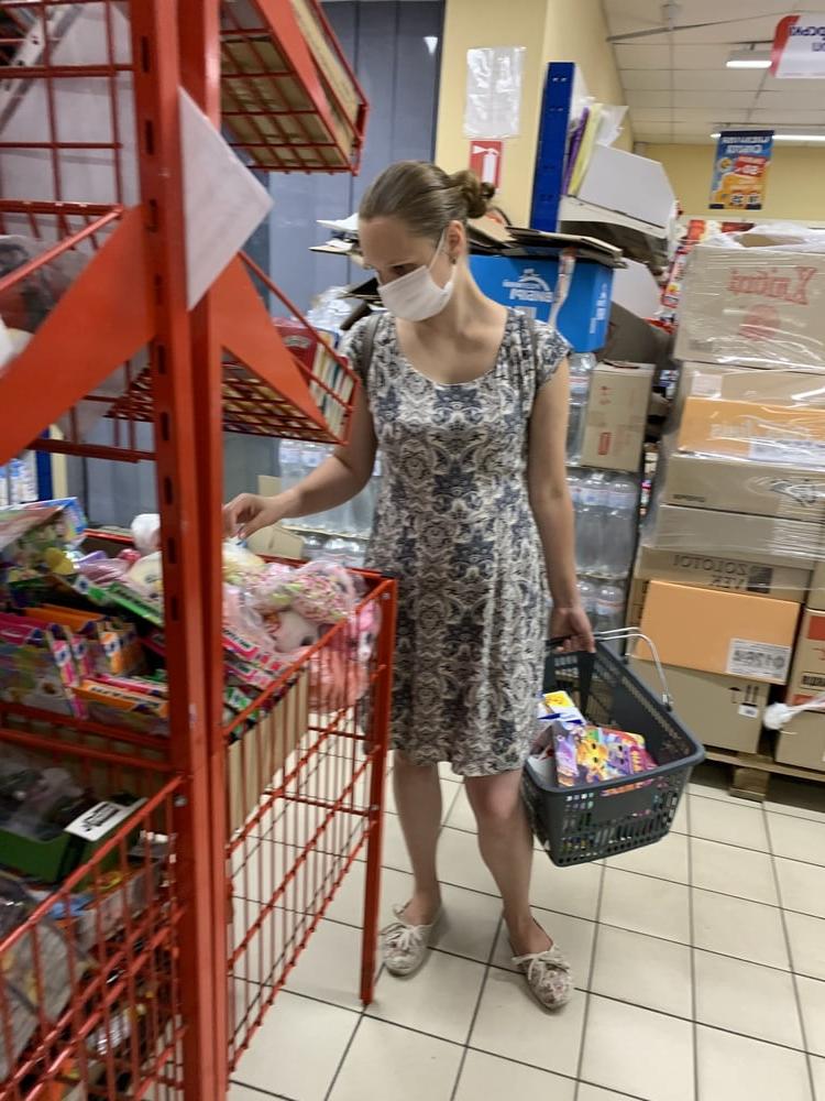 20P Upskirt in shopping