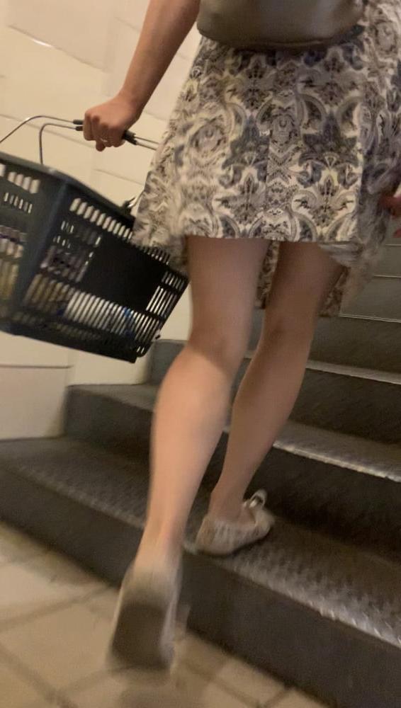 20P Upskirt in shopping