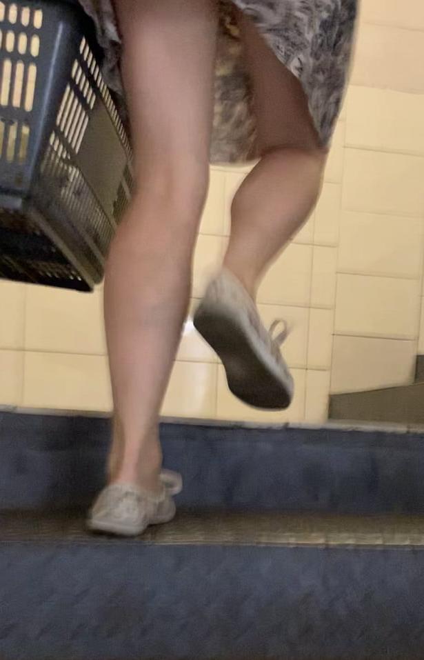 20P Upskirt in shopping