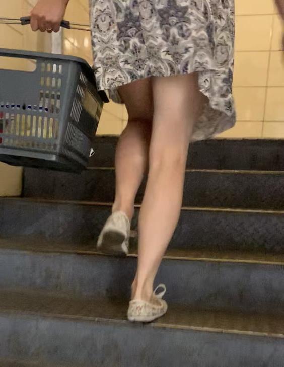 20P Upskirt in shopping