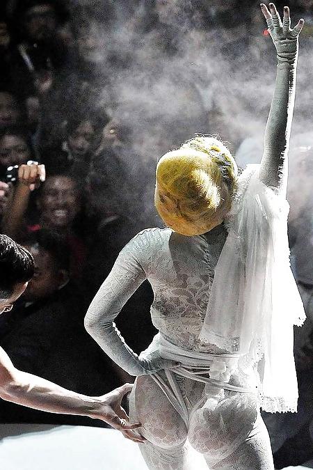 16P Lady Gaga upskirt