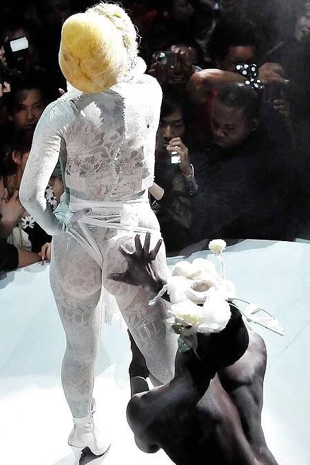 16P Lady Gaga upskirt