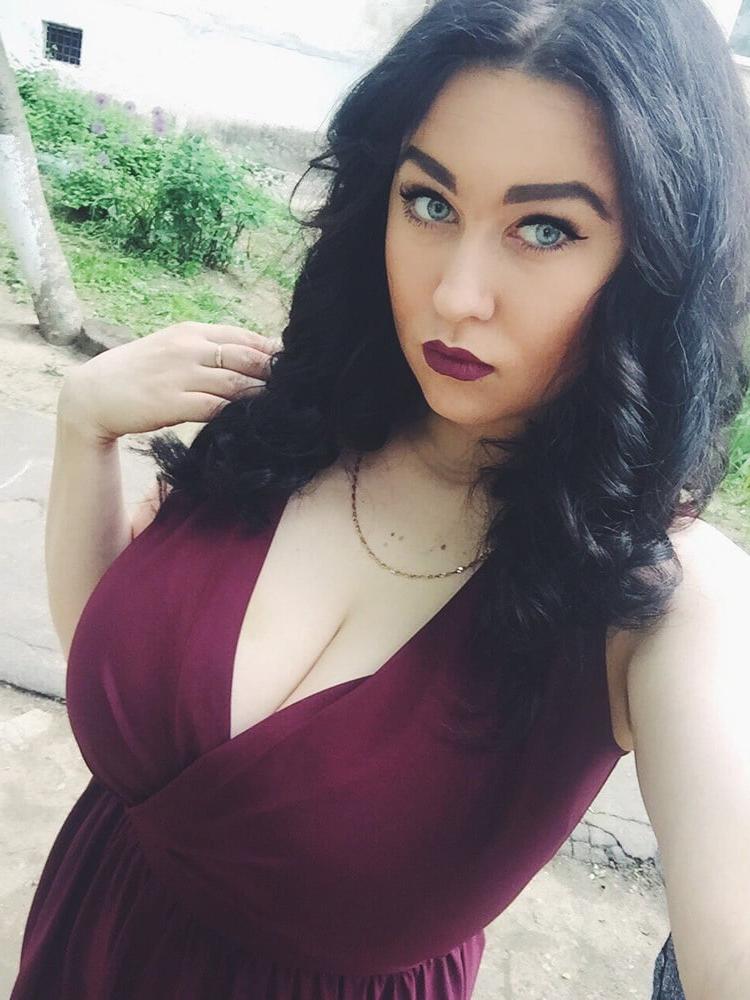 18P Busty Russian Woman 3678