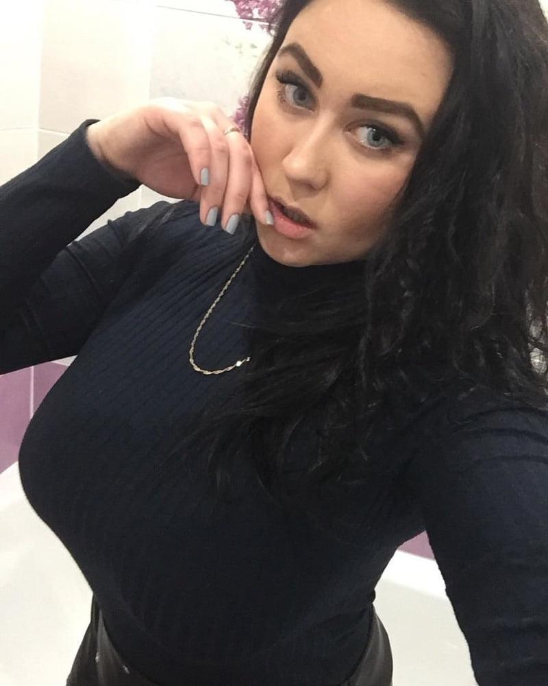 18P Busty Russian Woman 3678