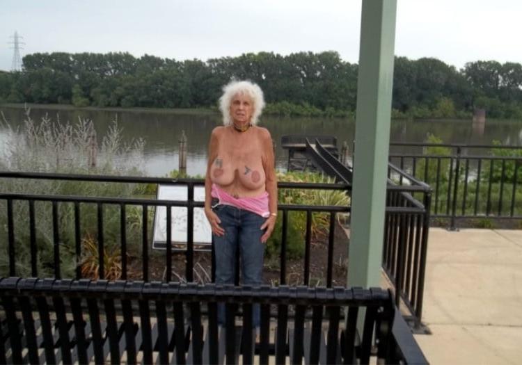 25P A granny lovers dream girl