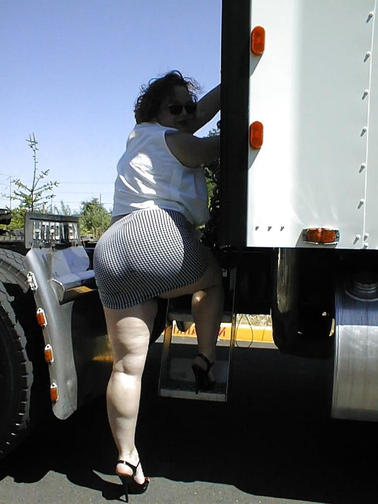 13P Gorgeous BBW IN MINI SKIRT