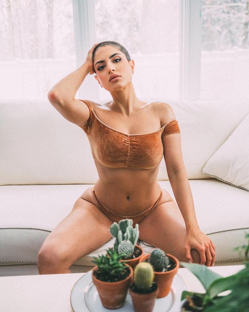 25P arab babe