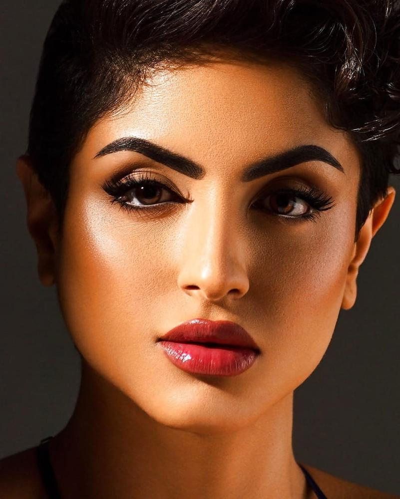 25P arab babe