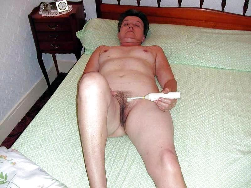 25P Sunday morning granny pussy
