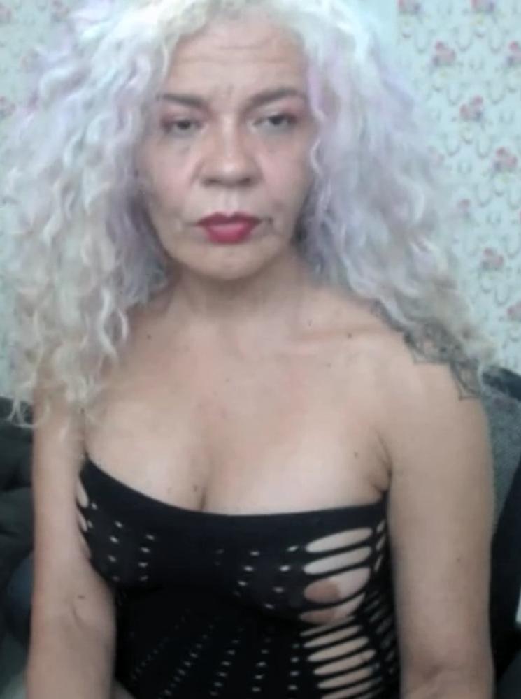 10P granny playing with pussy