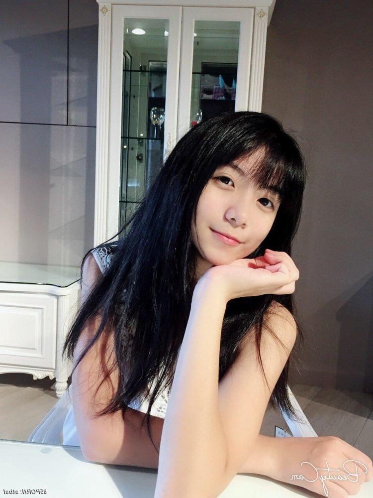 13P Langbeiniges asiatisches Mädchen