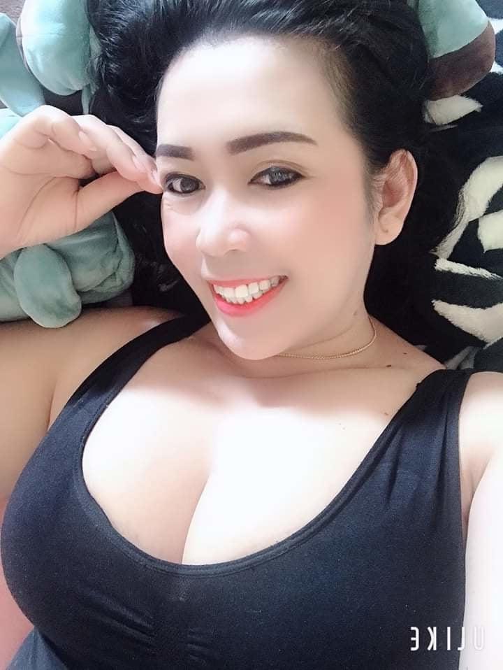25P Gadis di rumah buah dada besar