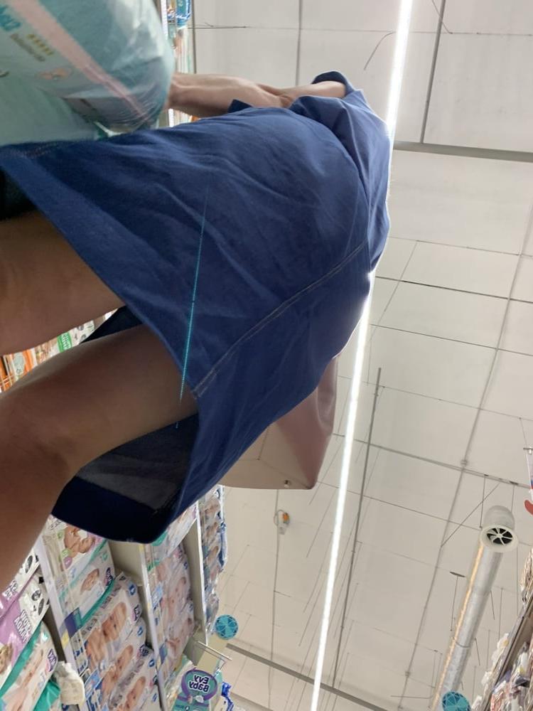 17P MILF upskirt