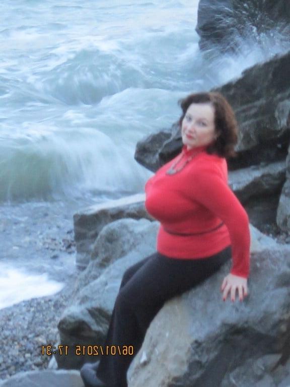 14P Busty Russian Woman 3680