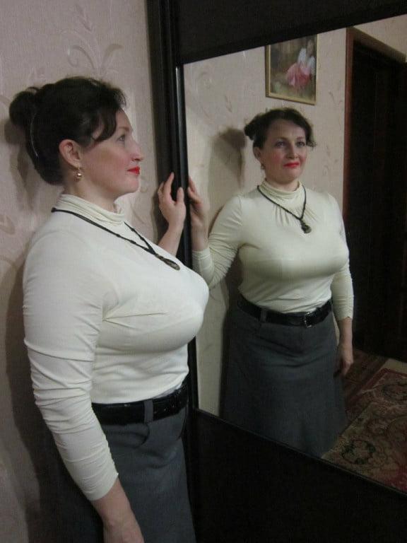 14P Busty Russian Woman 3680