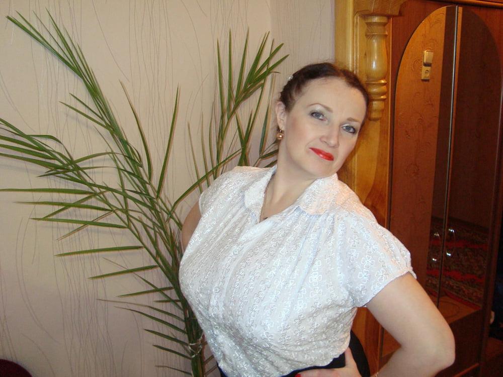 14P Busty Russian Woman 3680
