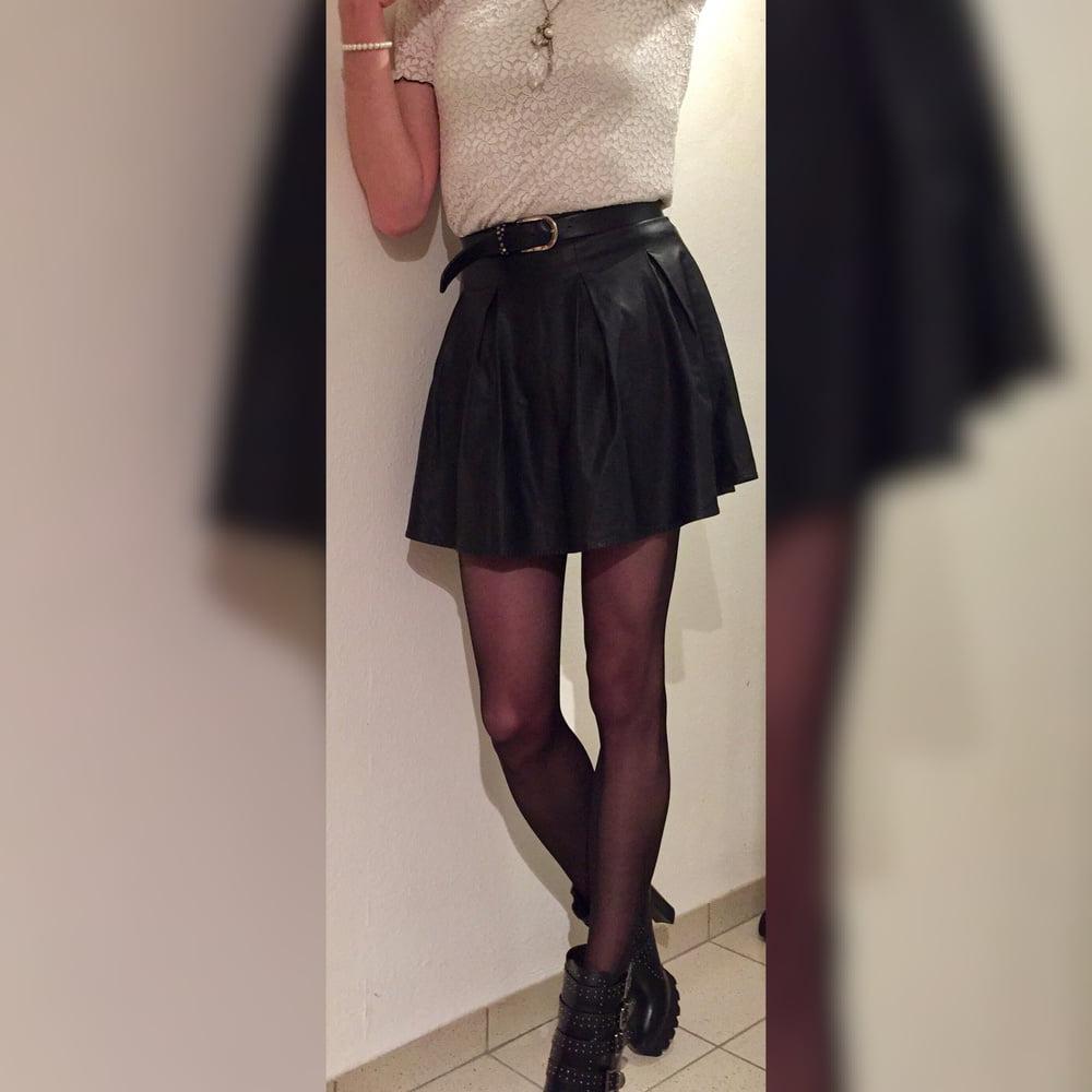 13P Erste Galerie - Upskirt