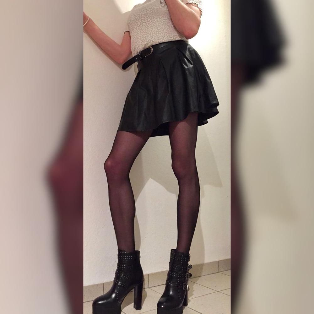 13P Erste Galerie - Upskirt
