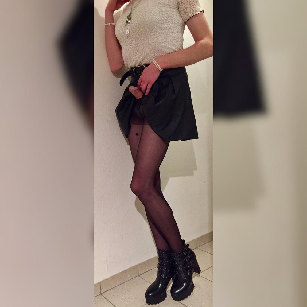 13P Erste Galerie - Upskirt