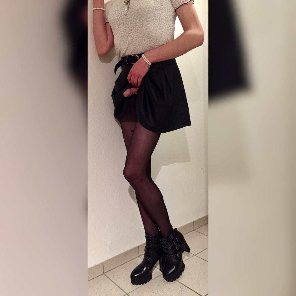 13P Erste Galerie - Upskirt
