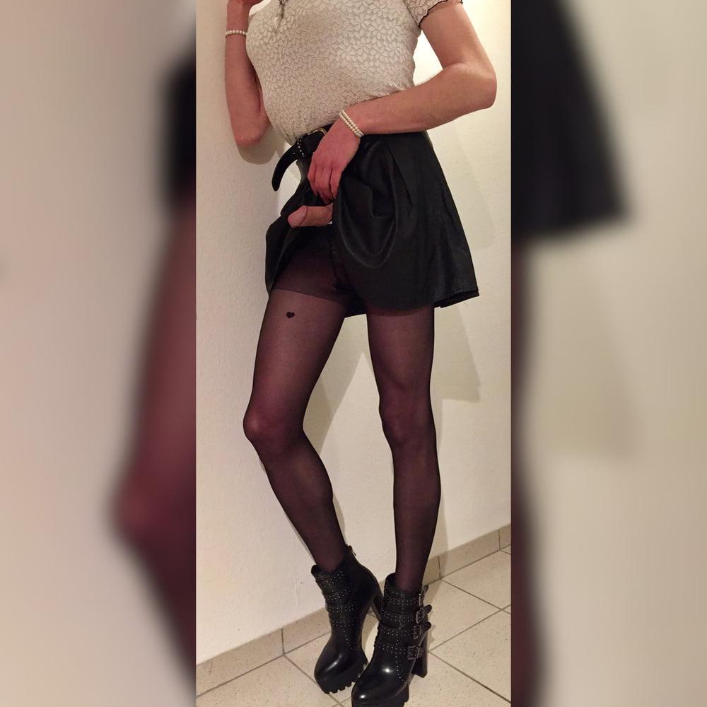 13P Erste Galerie - Upskirt