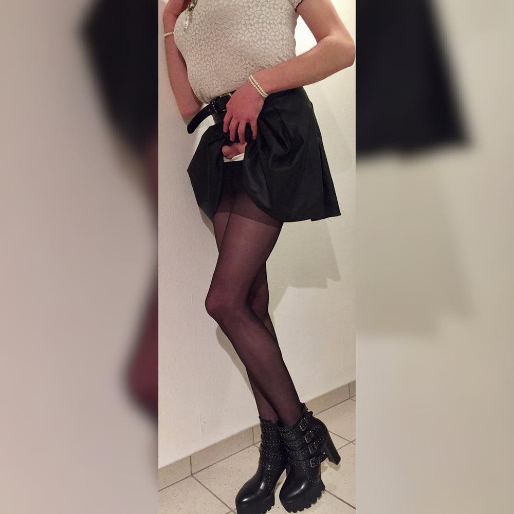 13P Erste Galerie - Upskirt