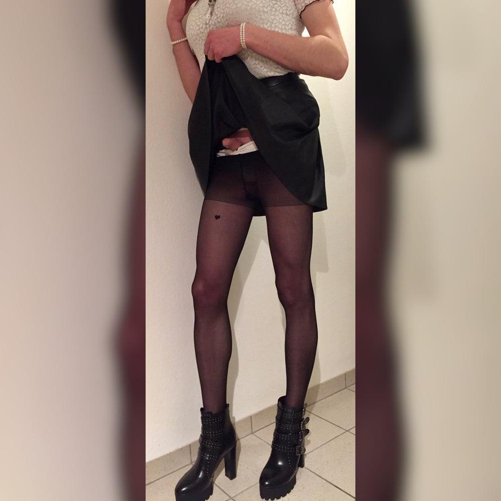 13P Erste Galerie - Upskirt