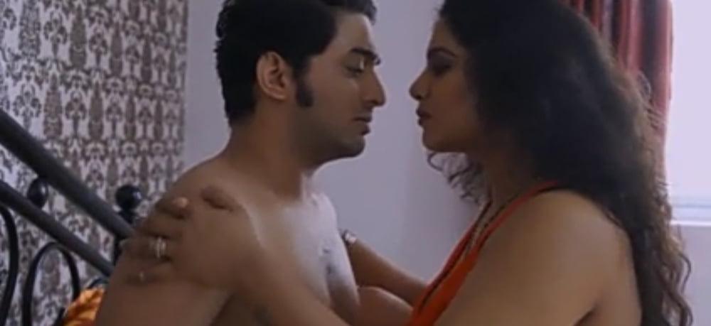 9P Padoswali bhabhi