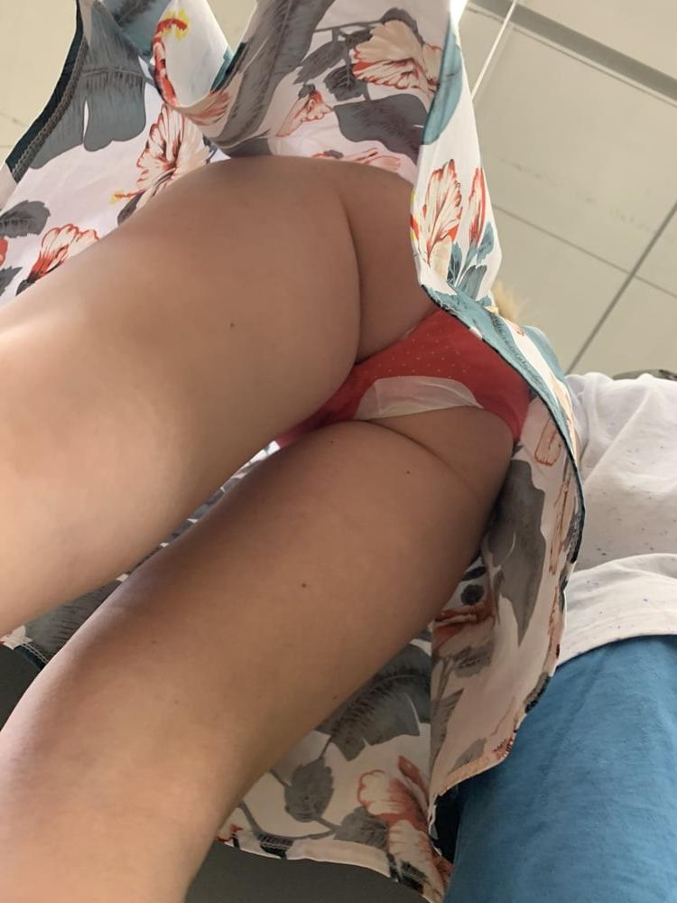 17P Mommy upskirt