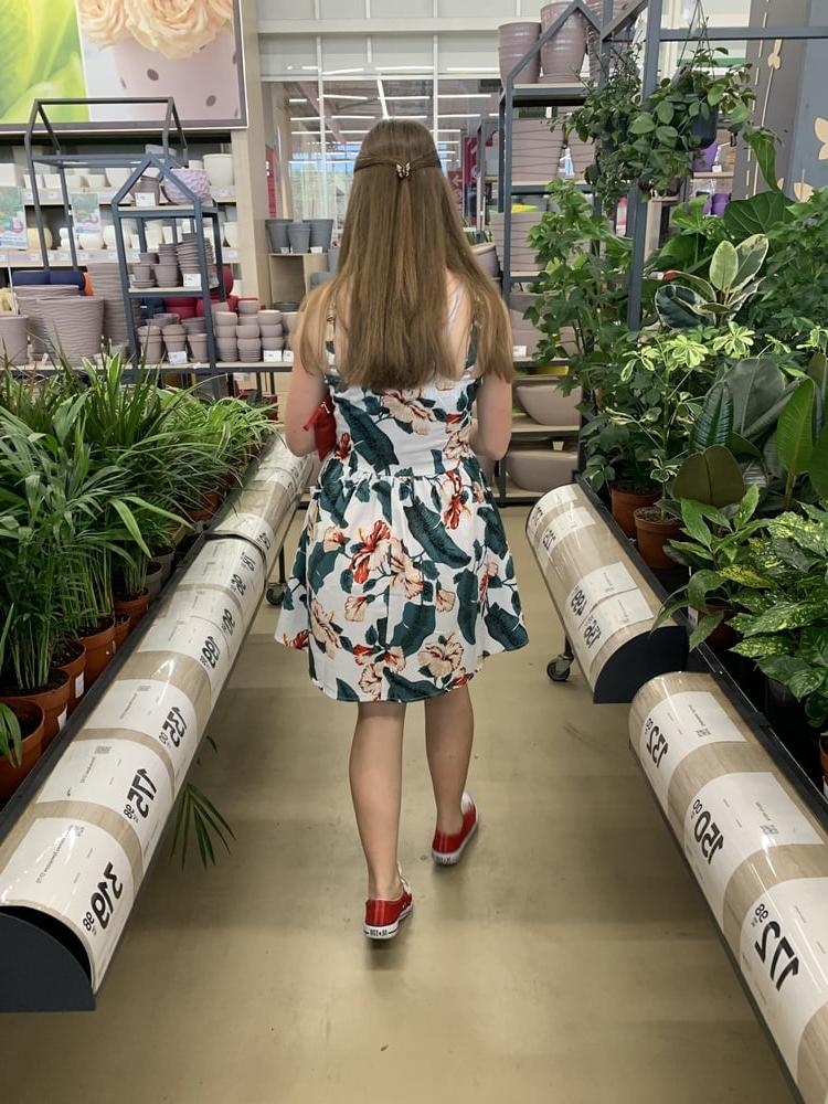 17P Mommy upskirt