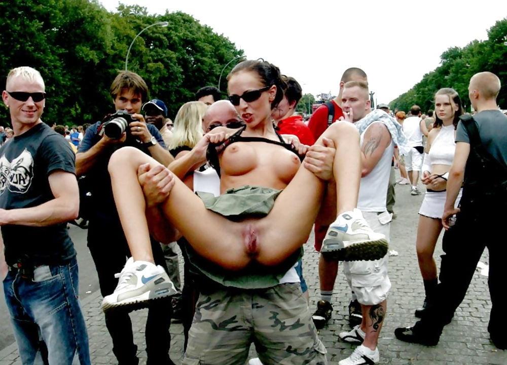 25P HOT STRIPPERS RISKING GROPING AND TICKLETORTURE