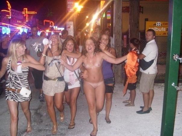 25P HOT STRIPPERS RISKING GROPING AND TICKLETORTURE