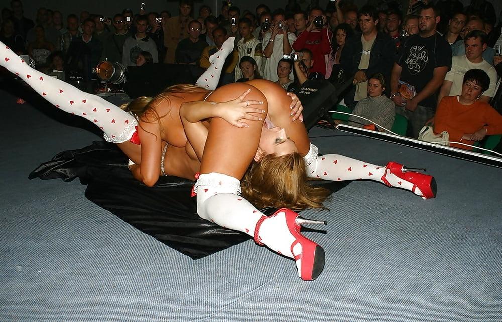 25P HOT STRIPPERS RISKING GROPING AND TICKLETORTURE