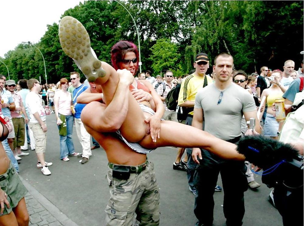 25P HOT STRIPPERS RISKING GROPING AND TICKLETORTURE