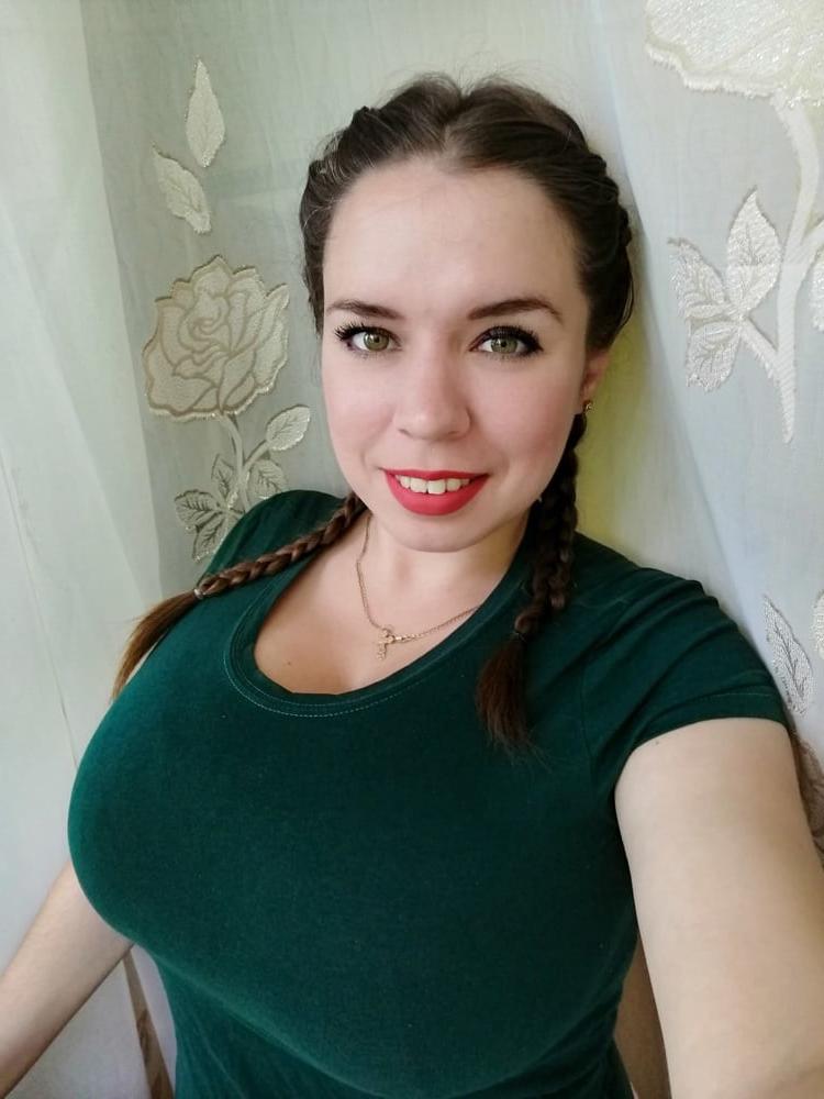 12P Busty Russian Woman 3674