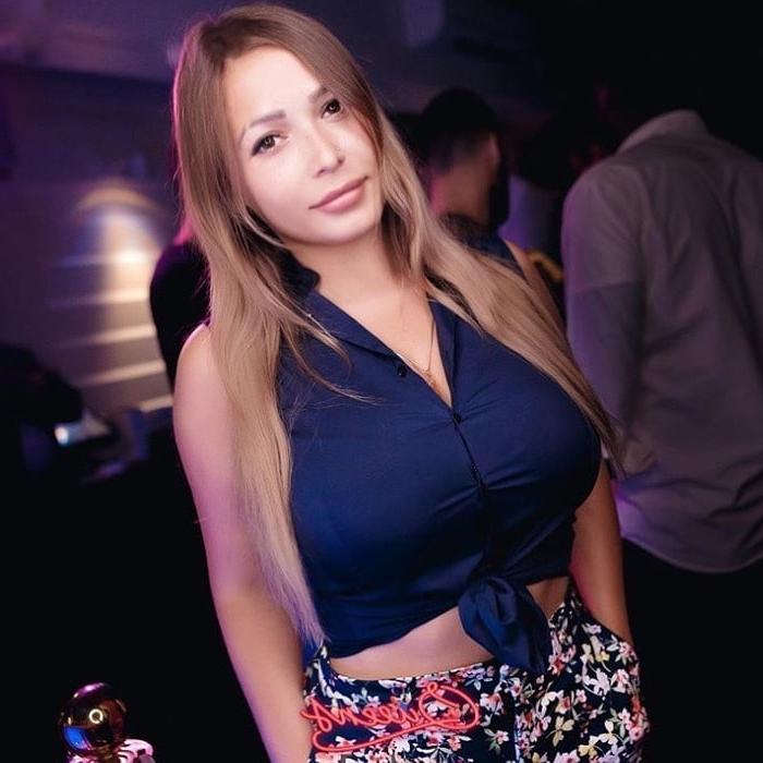 18P Busty Russian Woman 3673