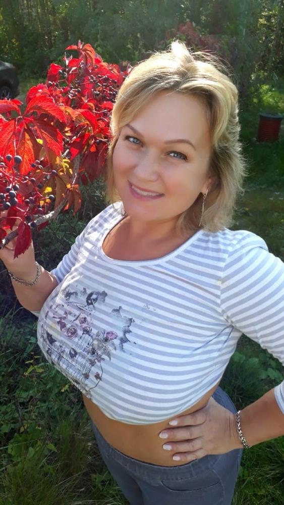 12P Busty Russian Woman 3671