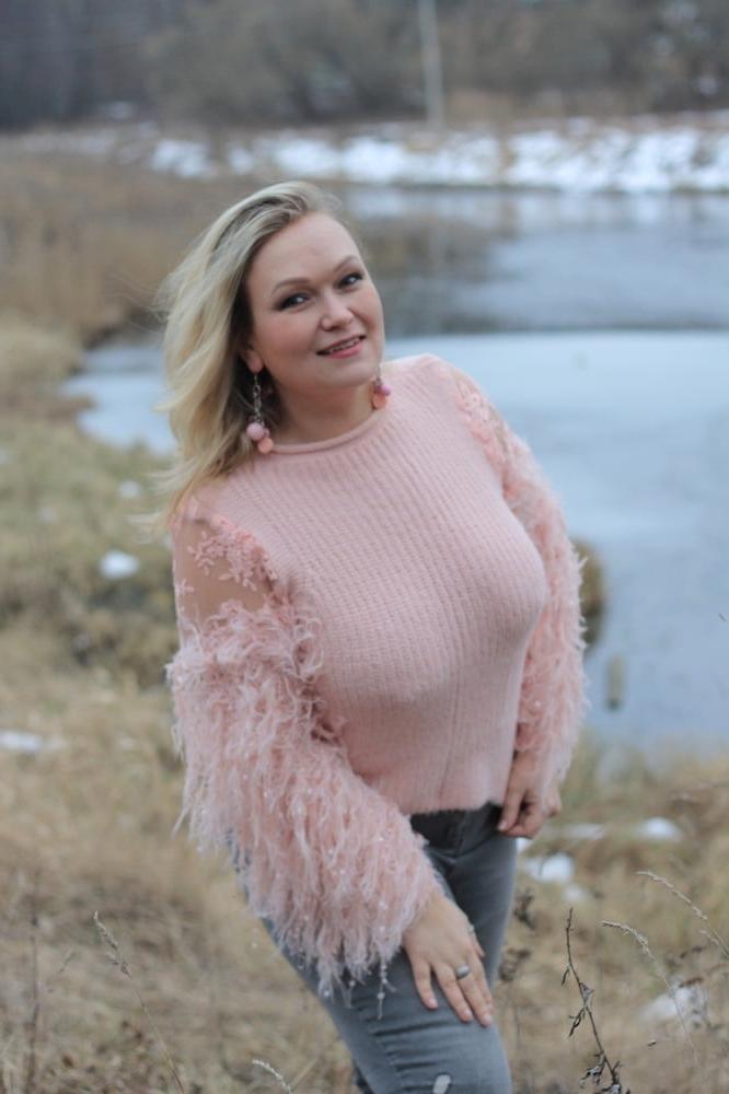 12P Busty Russian Woman 3671