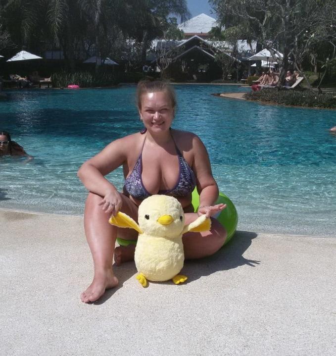 12P Busty Russian Woman 3671