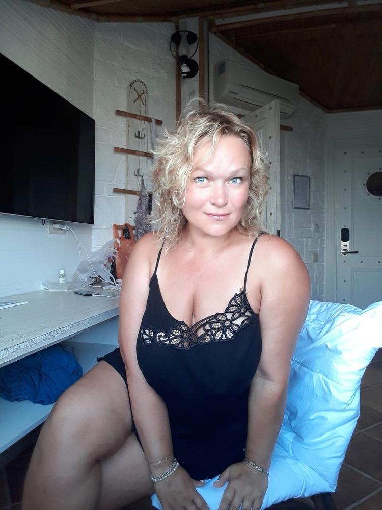 12P Busty Russian Woman 3671