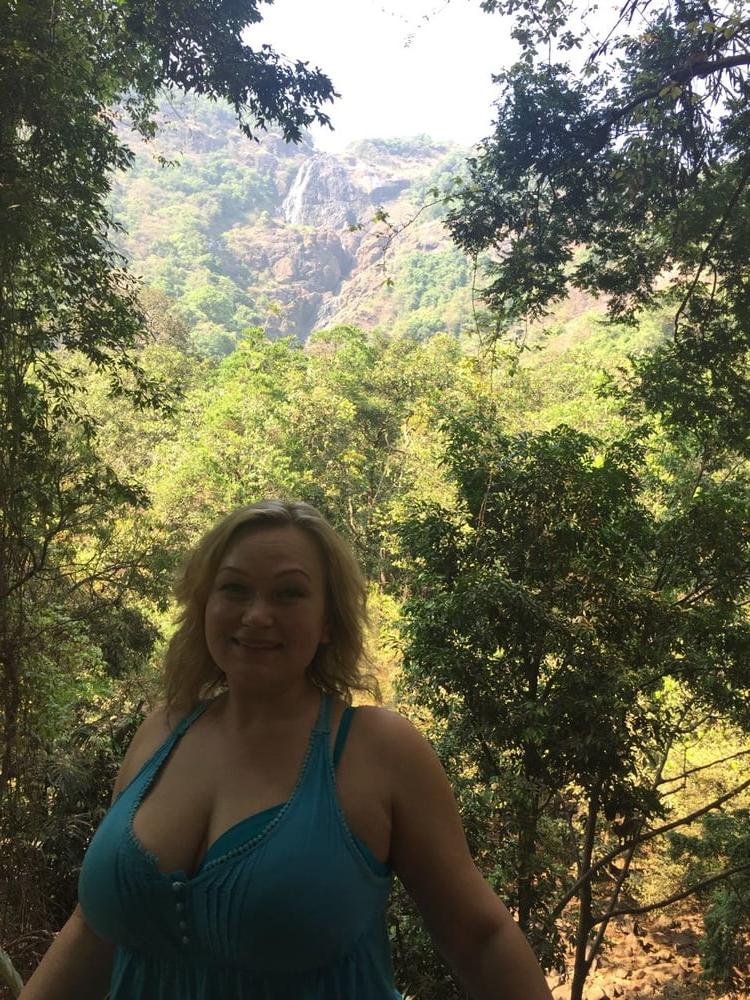 12P Busty Russian Woman 3671