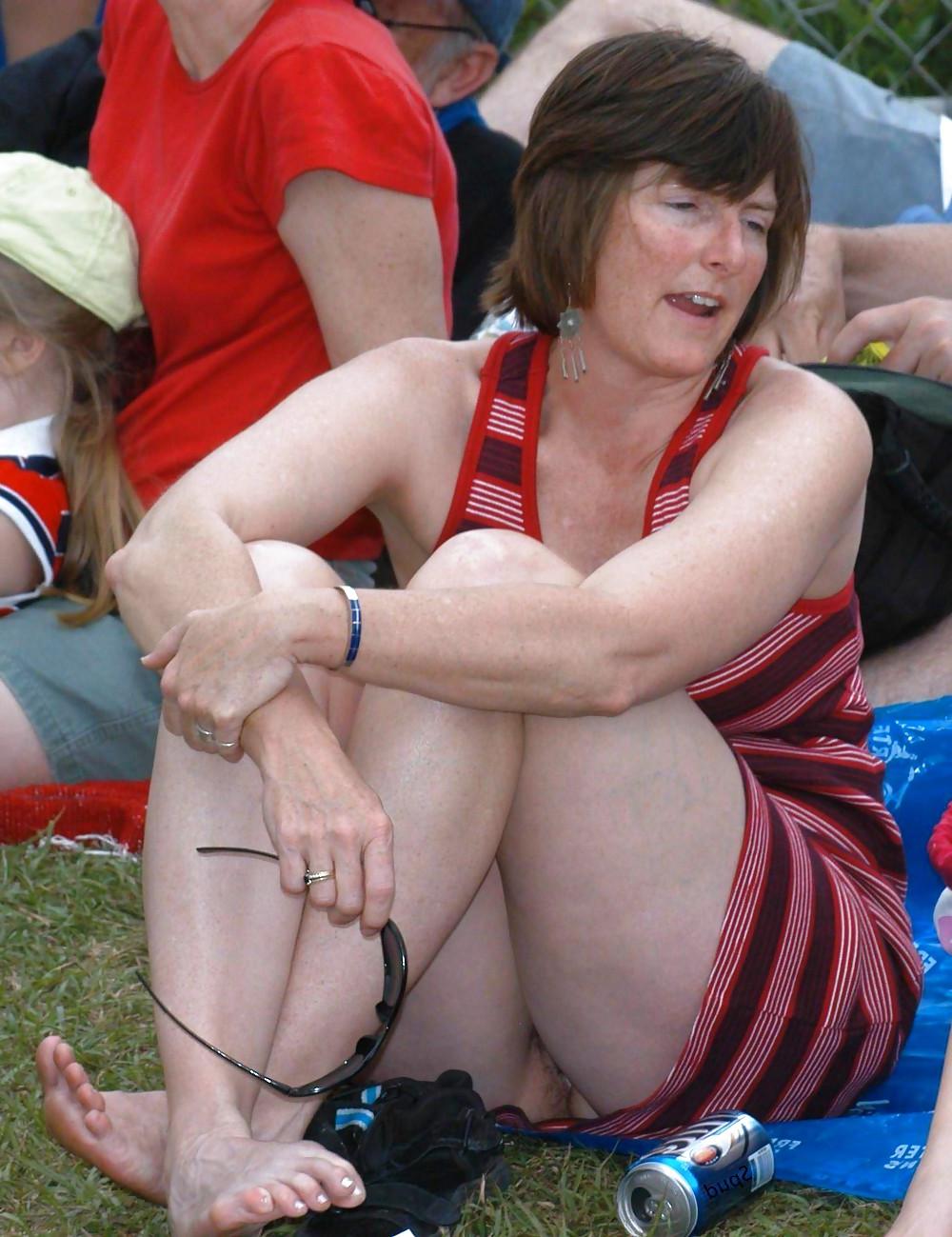 25P Upskirt pussy