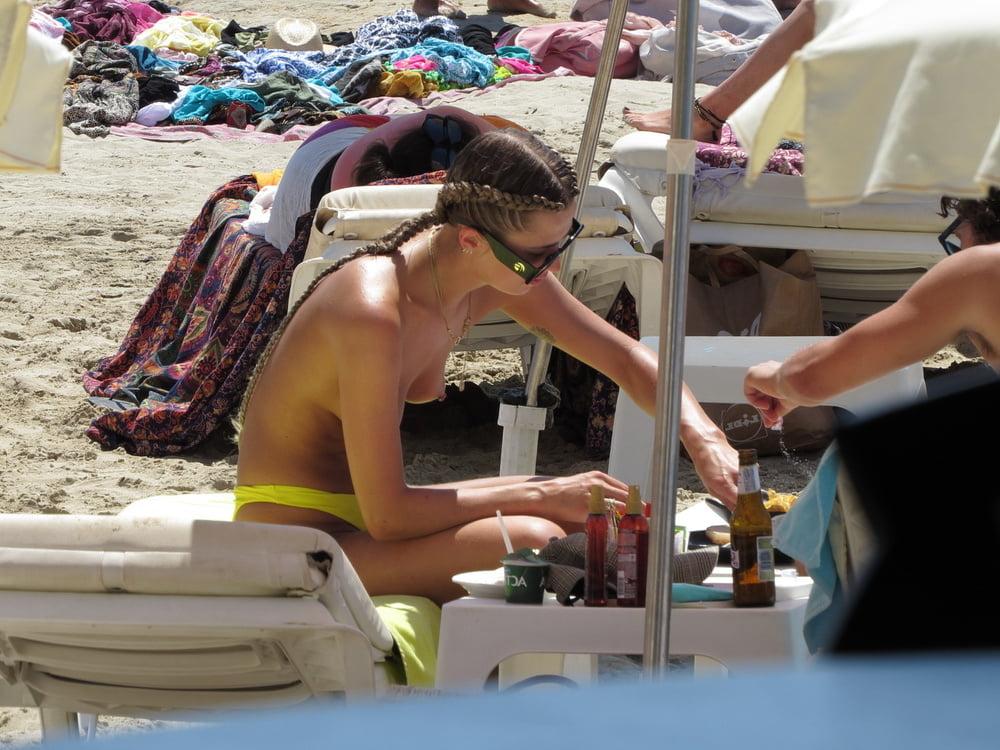 12P Beach Voyeur