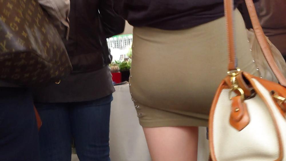 25P Teen girl in short tight skirt with nice ass & butt