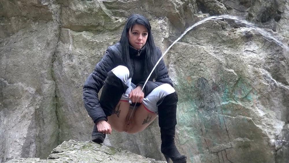 25P Pissing in Public 0002 - (Pissen in der Oeffentlichkeit)