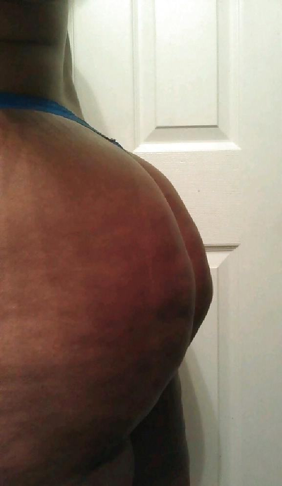 14P Ebony babe with sexy hips and ass