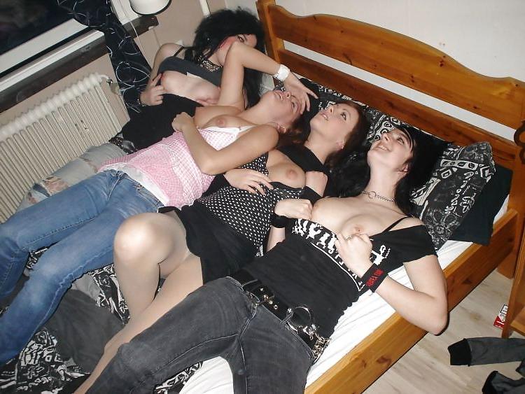 19P Nked girls