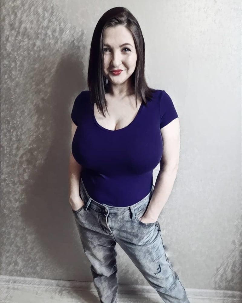 11P Busty Russian Woman 3669